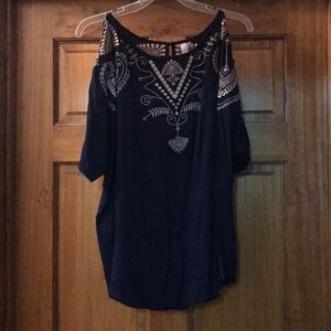 Navy top, detailed threading and sleeve cut out